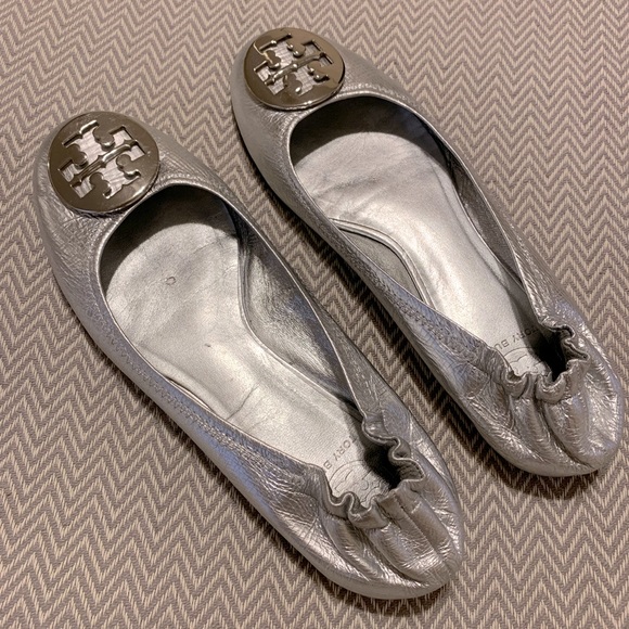 Tory Burch silver leather ballet flats w/ dust bag. Only worn twice. Size 8.5. - Picture 2 of 8